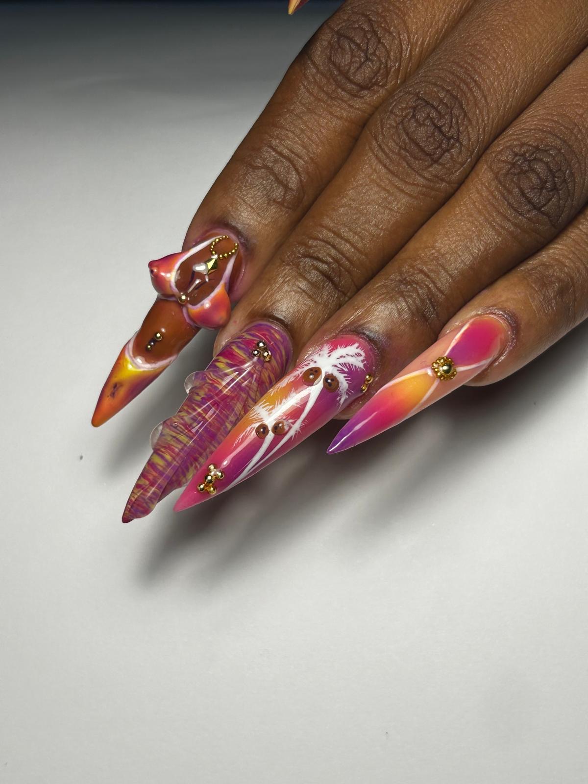 Nail art freestyle tropical couleurs vives avec décorations 3D